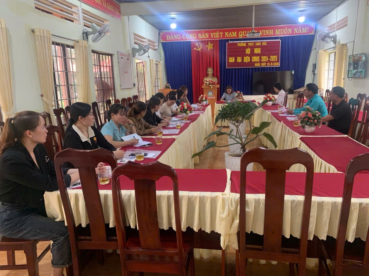 Bà Hoàng Thị Hằng   Trưởng ban đại diện CMHS năm học 2023 2024 điều hành Hội nghị