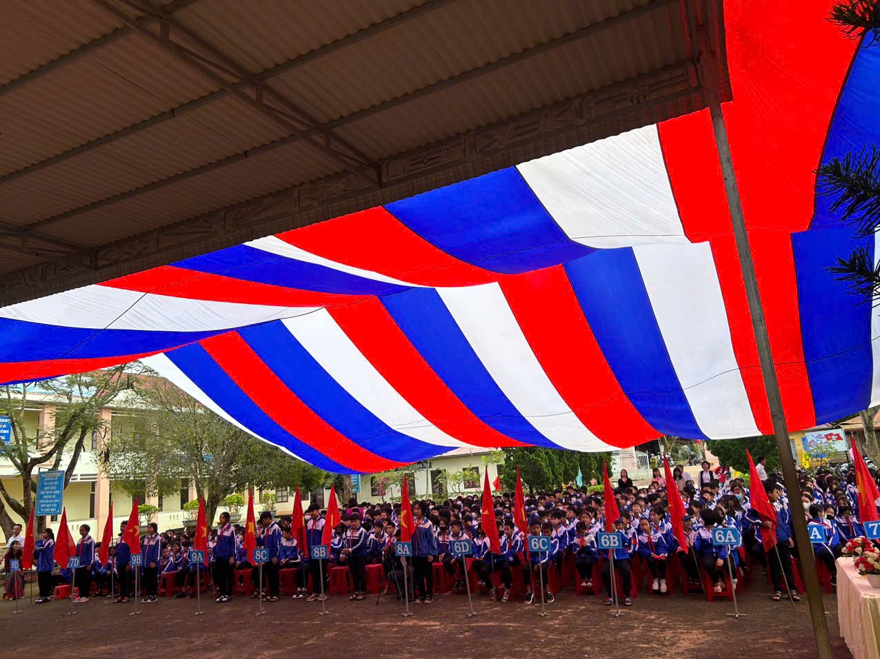 Toàn cảnh học sinh dự lễ Khai giảng năm học 2024 2025